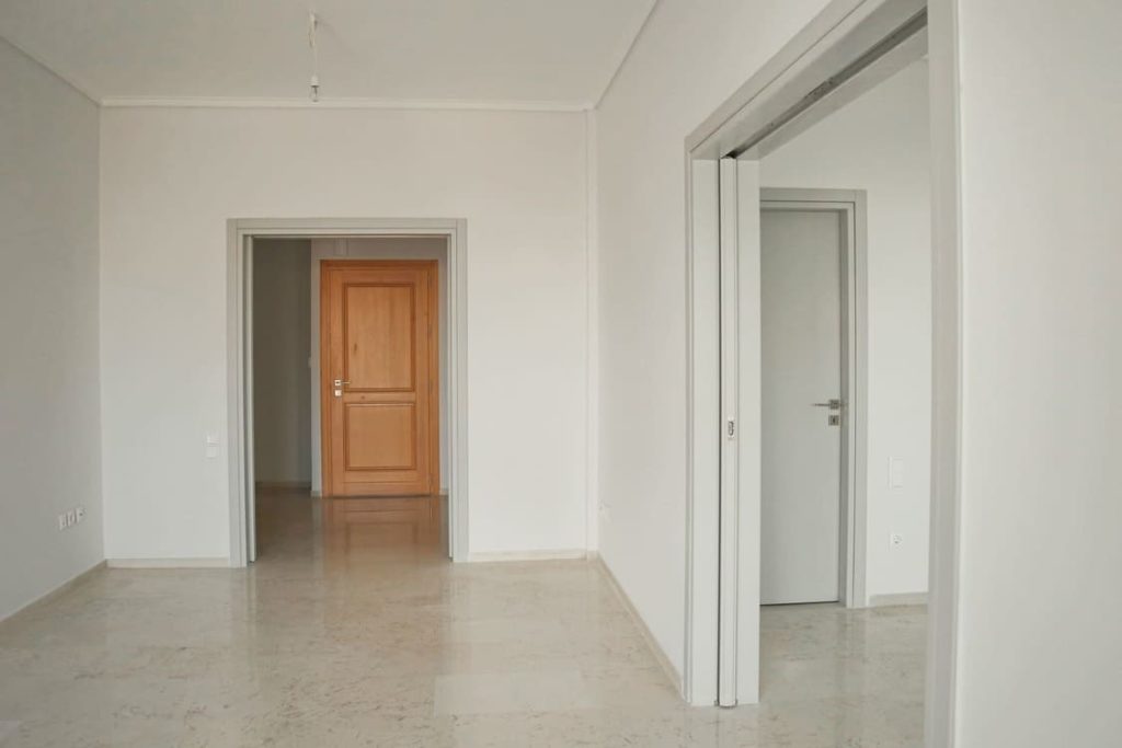 Διαμέρισμς με ξύλινο εξώπορτα με ταμπλάδες και ξύλινη γκρί εζωτερική πόρτα διαχωριστική