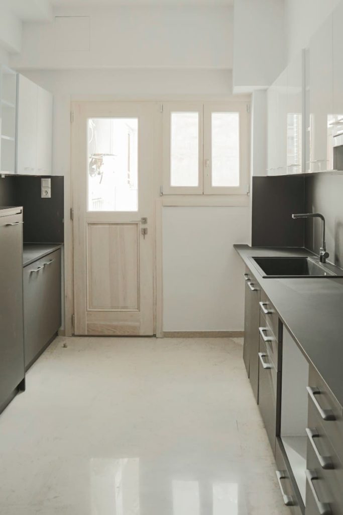Κουζίνα διαμερίσματος με δίφυλλο ξύλινο παράθυρο ανοιγόμενο/ανακλινόμενο και μονόφυλλη ξύλινη πόρτα μπαλκονιού με τζάμι και ταμπλά