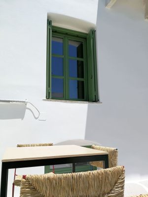 Ξύλινο παράθυρο με παντζούρια
